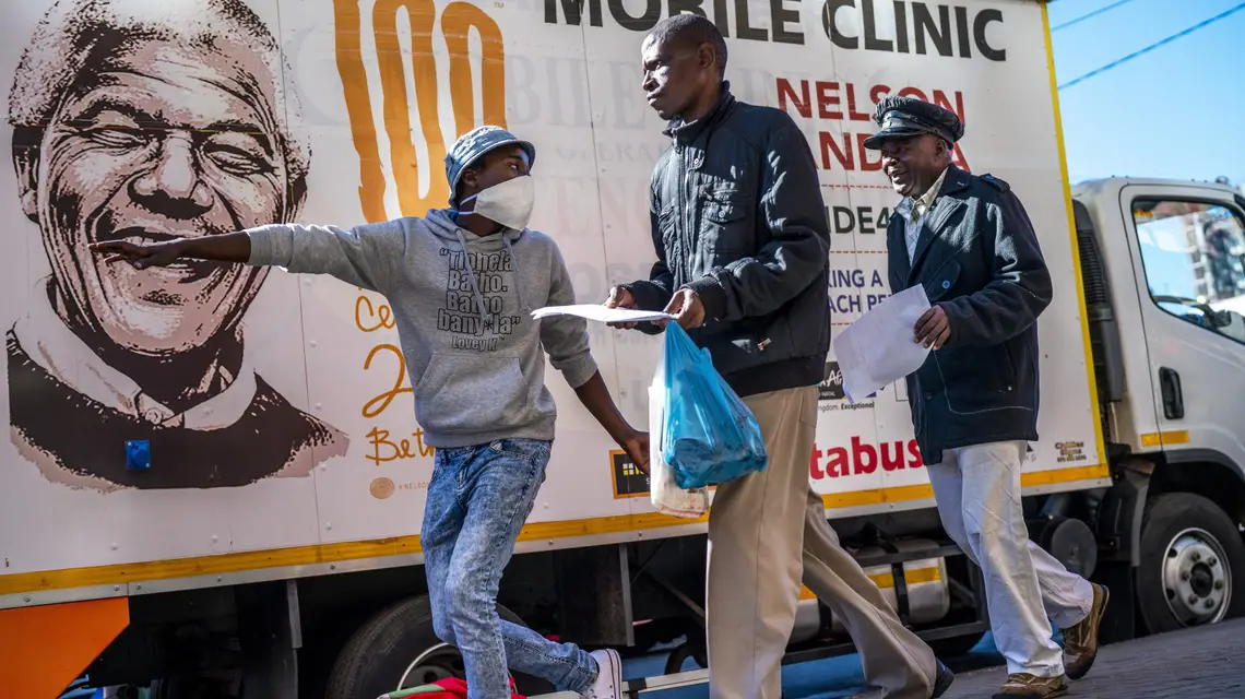 Wolontariusz kieruje mężczyzn do namiotu medycznego, gdzie zostaną przetestowani pod kątem COVID-19, a także HIV i gruźlicy, Johannesburg, 30 kwietnia 2020 r. / Fot. Jerome Delay / AP/Associated Press/East News / 