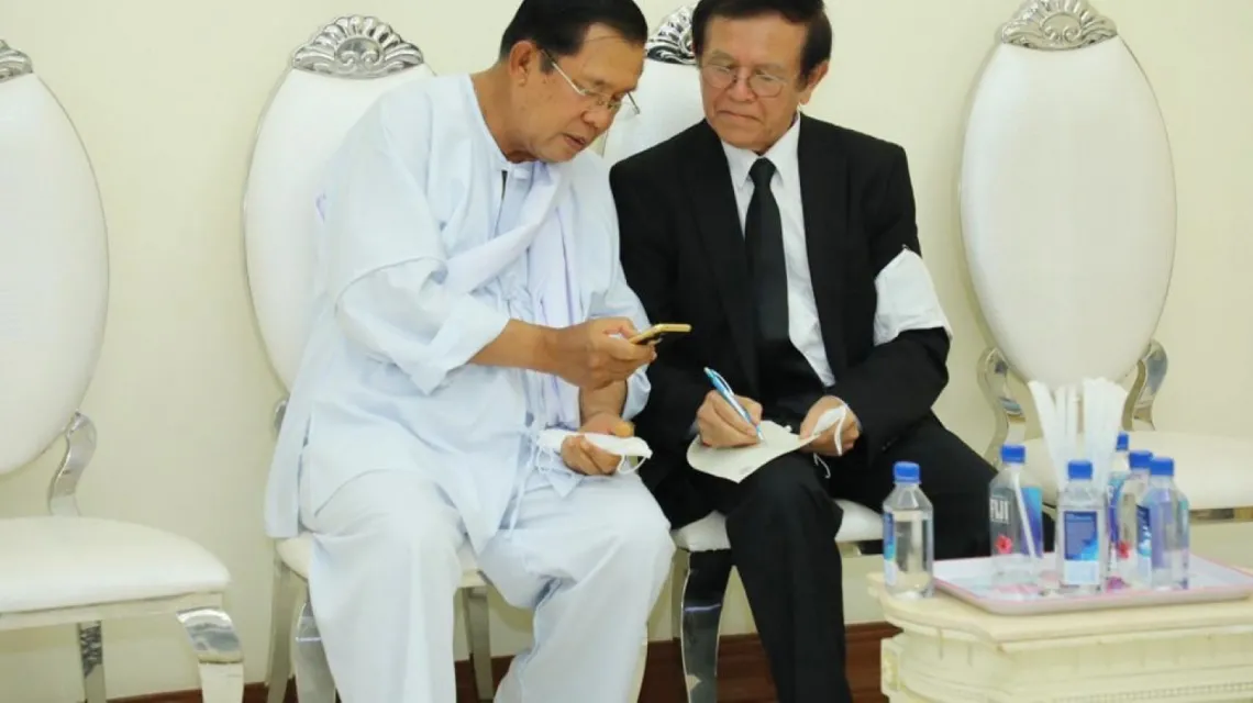 Premier Kambodży Hun Sen (z lewej) i niedawny przywódca opozycji Kem Sokha na uroczystościach żałobnych po śmierci teściowej tego pierwszego, Phnom Penh, 5 maja 2020 r. / Fot. Fresh News Pool / Associated Press / East News / 