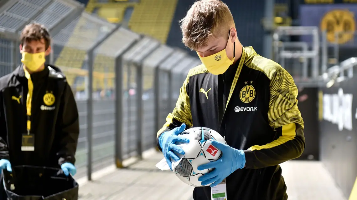 Dezynfekcja piłki przed meczem Borussia-Schalke, Dortmund, 16 maja 2020 r. / Fot. MARTIN MEISSNER / AFP / EAST NEWS / 