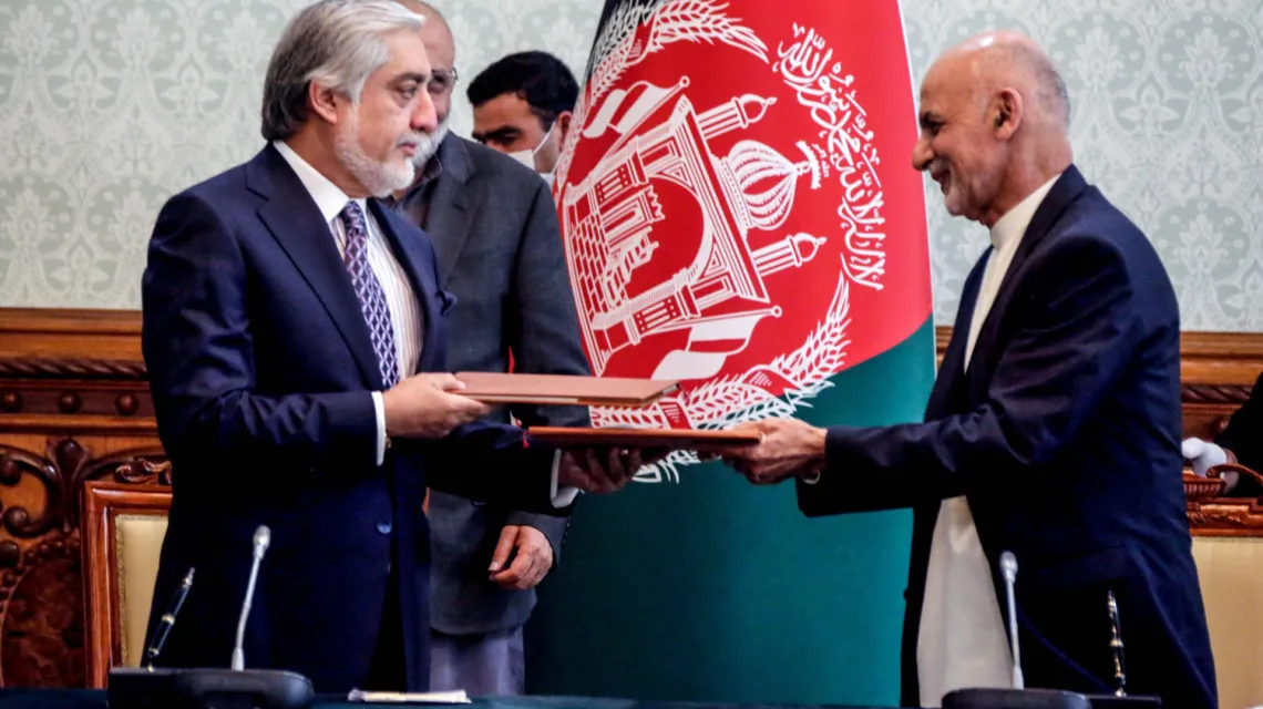 Aszraf Ghani i Abdullah Abdullah po podpisaniu umowy o podziale władzy w Afganistanie, Pałac Prezydencki w Kabulu, 17 maja 2020 r. / FOT. AFP PHOTO / Afghanistan's Office of Chief Executive / HANDOUT/AFP/East News / 