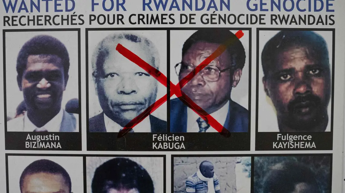 Plakat w biurze Genocide Fugitive Tracking Unit, jednostki do zbierania danych o ludobójstwie. Kigali, Rwanda, 19 maja 2020 r. / FOT. Simon Wohlfahrt / AFP / EASTNEWS / 