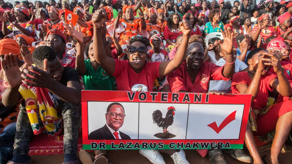 Zwolennicy Lazarus Chakwery przed powtórnymi wyborami przezydenckimi. Na przedmieściach stolicy Lilongwe, 20 czerwca 2020 r. / FOT. AMOS GUMULIRA/AFP/East News / 