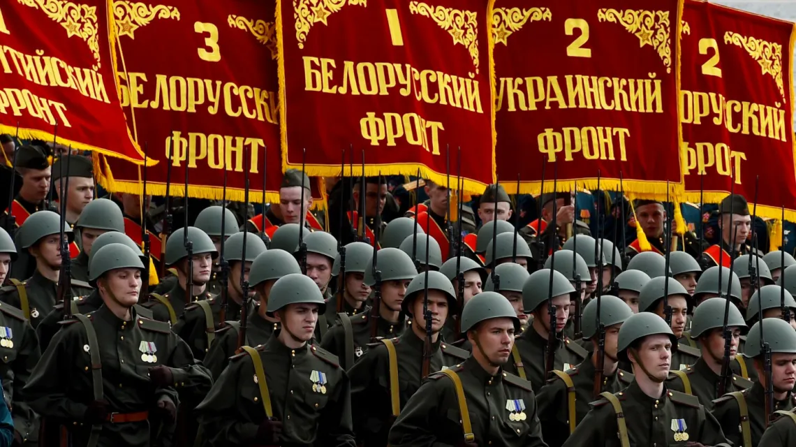 Rosyjscy żołnierze w historycznych mundurach podczas próby przed paradą z okazji Dnia Zwycięstwa (opóźnionej z powodu pandemii koronawirusa). Sankt Petersburg, 20 czerwca 2020 r. /  / fot. OLGA MALTSEVA / AFP / East News