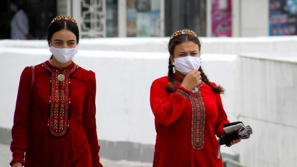 Na ulicy Aszchabadu, 13 lipca 2020 r. Władze, które utrzymują, że w kraju nie ma koronawirusa, zaleciły noszenie maseczek z powodu "pyłu". / Fot. STR / AFP / East News / 