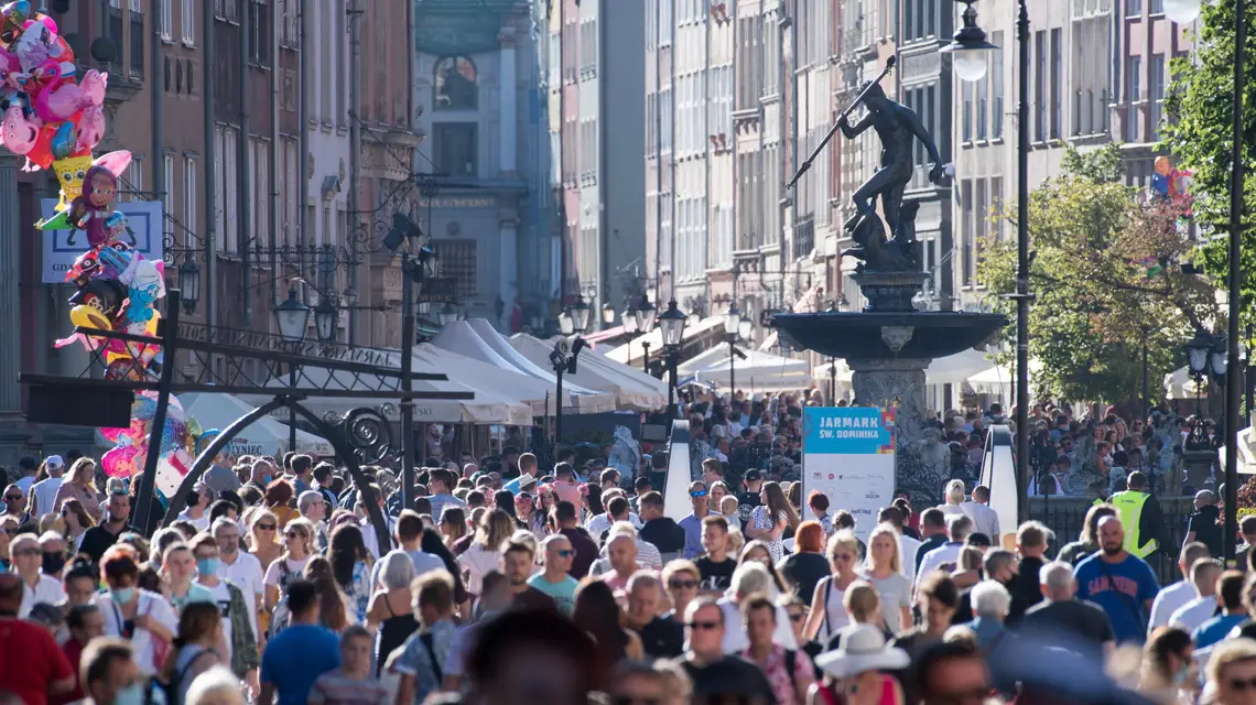 Tłumy turystów przy Fontannie Neptuna, Gdańsk 1 sierpnia 2020 r. Fot. WOJCIECH STROZYK/REPORTER / 