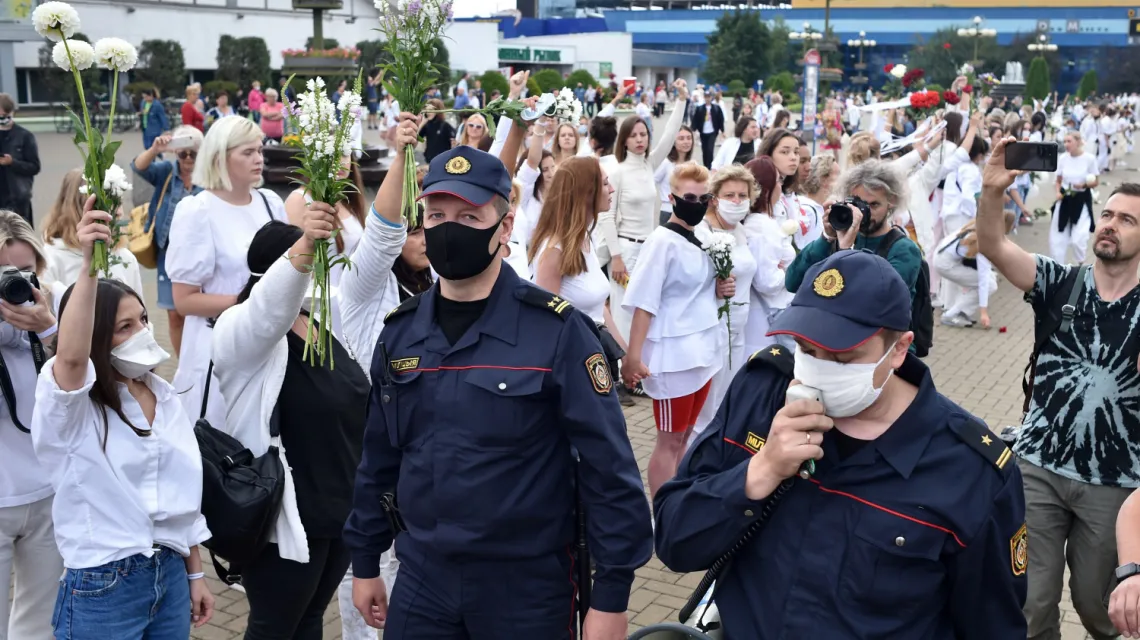 Białorusinki w Mińsku ustawiły się w łańcuchu solidarności, 12 sierpnia 2020 r. / FOT. Sergei GAPON / AFP / 