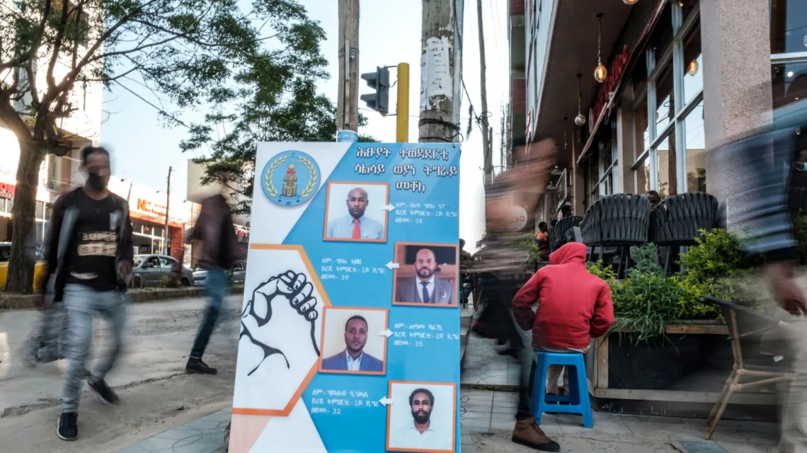  Plakat wyborczy w mieście Mekelie w północnej Etiopii, stolicy regionu Tigraj, 6 września 2020 r. / FOT. EDUARDO SOTERAS/AFP/East News / 