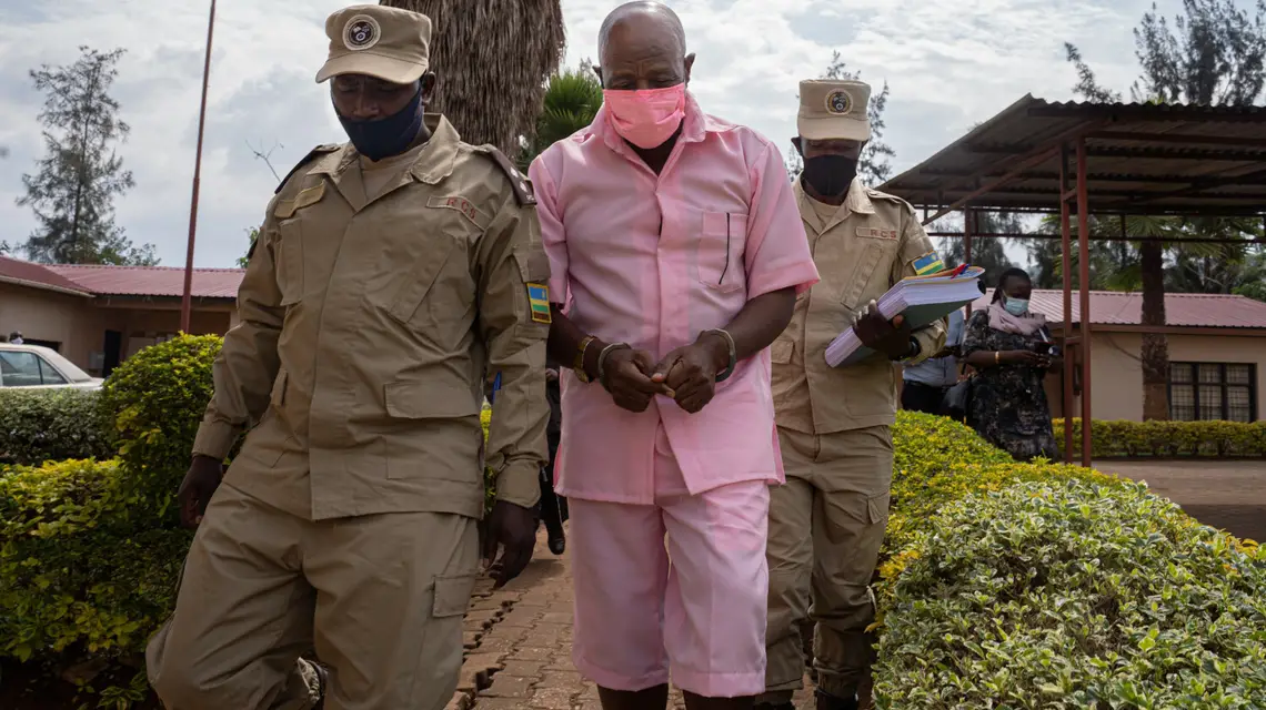 Paul Rusesabagina w różowym stroju więźnia, przybywaja do Trybunału Sprawiedliwości Nyarugenge w Kigali w Rwandzie, października 2020 r. / FOT. SIMON WOHLFAHRT/AFP/East News / 