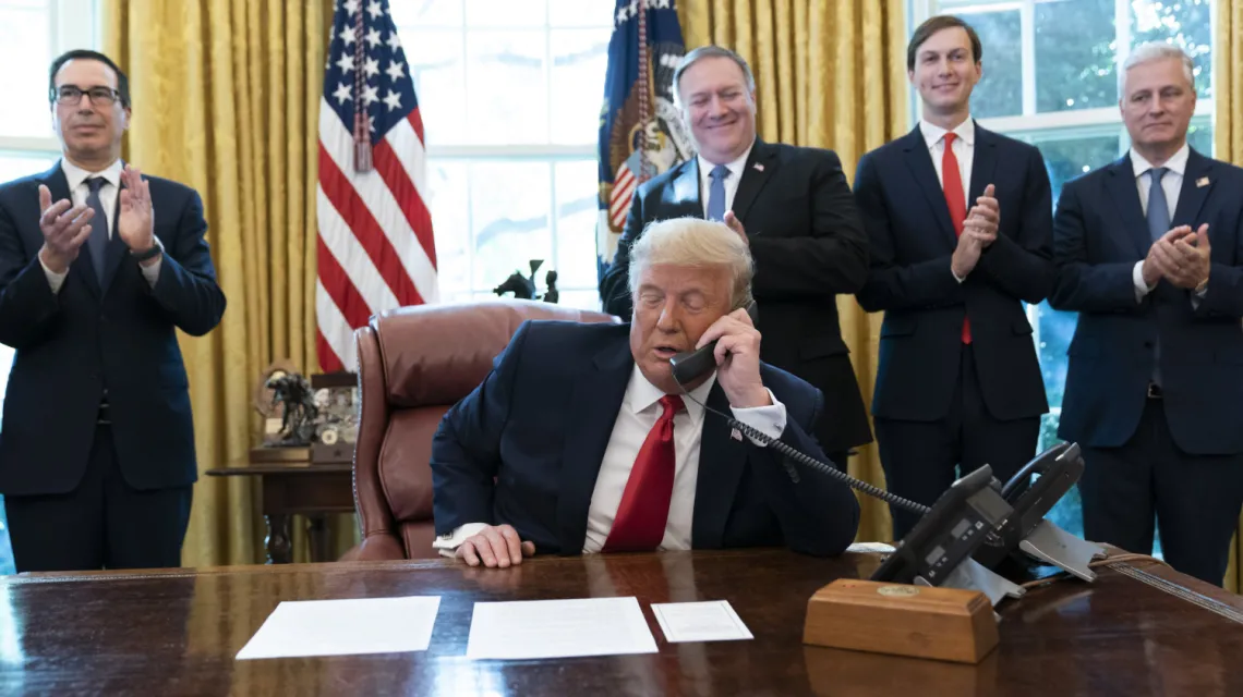 Prezydent Donald Trump podczas rozmowy telefonicznej z przywódcami Sudanu i Izraela. Za prezydentem po prawej stronie Mike Pompeo oraz Jared Kushner, Waszyngton 23 października 2020 r. Fot. AP/Associated Press/East News / 