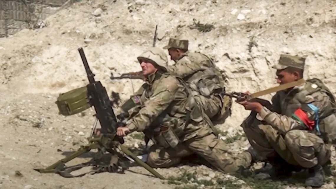 Żołnierze Azerbejdżanu prowadzą ostrzał z granatnika, kadr z materiału filmowego opublikowanego przez Ministerstwo Obrony Azerbejdżanu, Górski Karabach, 27 września 2020 r. / FOT. Azerbaijan's Defense Ministry/Associated Press/East News / 