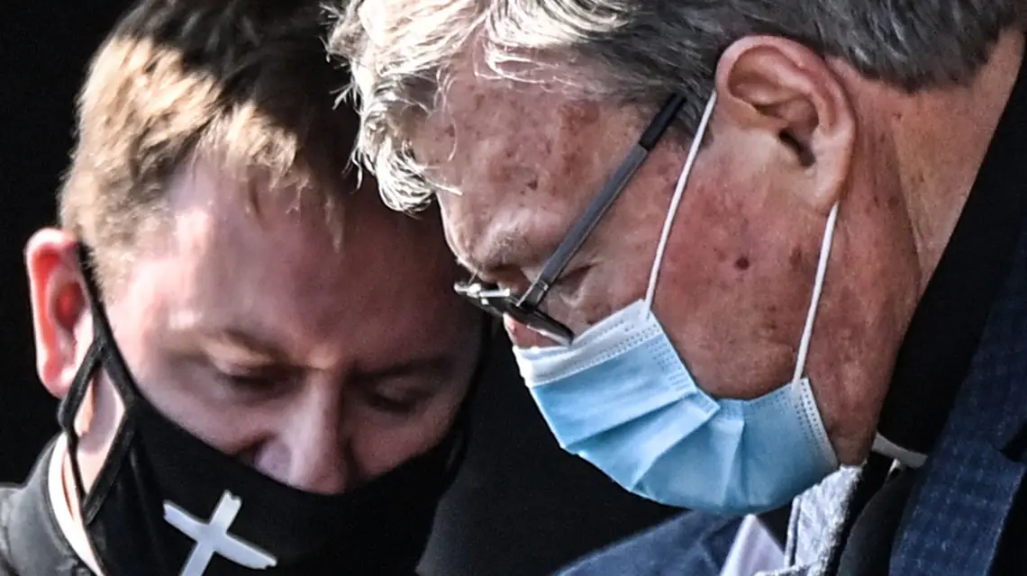 Kardynał George Pell (z prawej) pierwszy raz od zwolnienia z więzienia przybył do Rzymu, 30 września 2020 r. Fot. ALBERTO PIZZOLI/AFP/East News / 