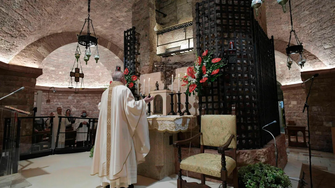 Papież Franciszek odprawia mszę przy grobie św. Franciszka z Asyżu w dniu publikacji encykliki "Fratelli Tutti", Asyż, 3 października 2020 r. / Fot. HANDOUT / AFP / East News / 