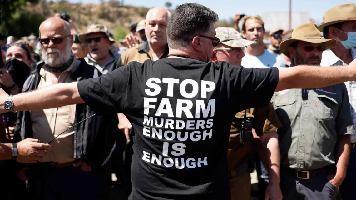 Grupa farmerów zgromadzonych przed sądem w Senekal 16 października 2020 roku oczekuje na pojawienie się podejrzanych w sprawie morderstwa Brendina Hornera. Fot. MARCO LONGARI/AFP/East News / 