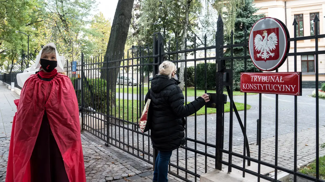 Happening Strajku Kobiet przed rozprawą Trybunału Konstytucyjnego, Warszawa 21 października 2020 r. Fot. Marta Bogdanowicz/East News / 
