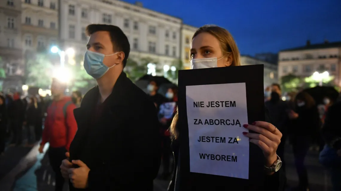 Manifestacja w Krakowie na Rynku Głównym zorganizowana dzień po wyroku Trybunału Konstytucyjnego dotyczącym zaostrzenia prawa aborcyjnego w Polsce, 23 października 2020 r. Fot. Artur Barbarowski/East News  / 