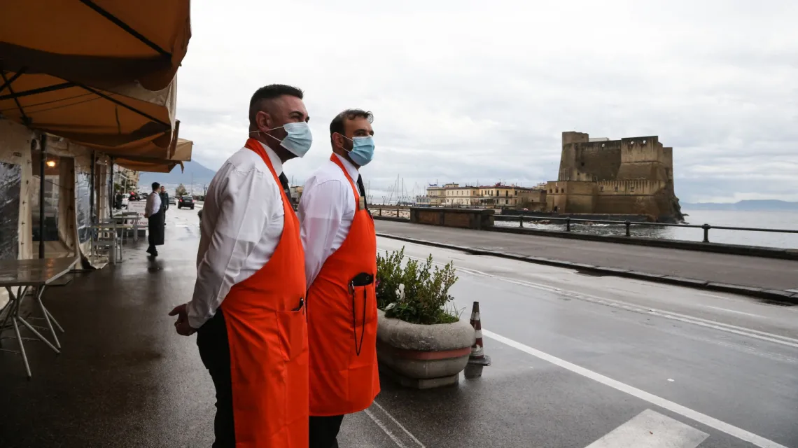 Kelnerzy czekający na klientów przed jedną z restauracji w Neapolu, 23 października 2020 r. Fot. CARLO HERMANN/AFP/East News / 