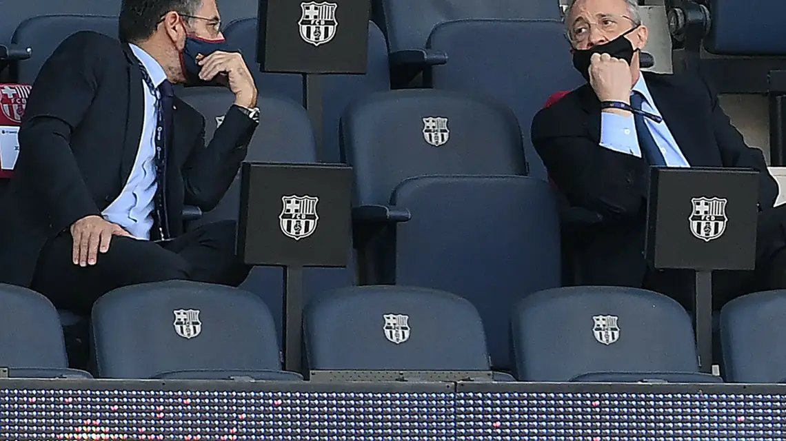 Prezydenci Klubów Założycieli superligi, były już zwierzchnik Barcelony Josep Maria Bartomeu i Florentino Perez z Realu podczas meczu między tymi drużynami w październiku 2020 r. / Fot. LLUIS GENE / AFP / EAST NEWS / 