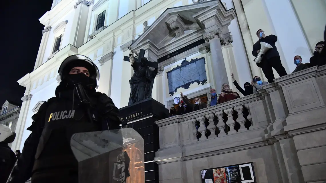 Przed kościołem św. Krzyża, Warszawa, 28 października 2020 r. / Fot. Mateusz Jagielski / East News / 