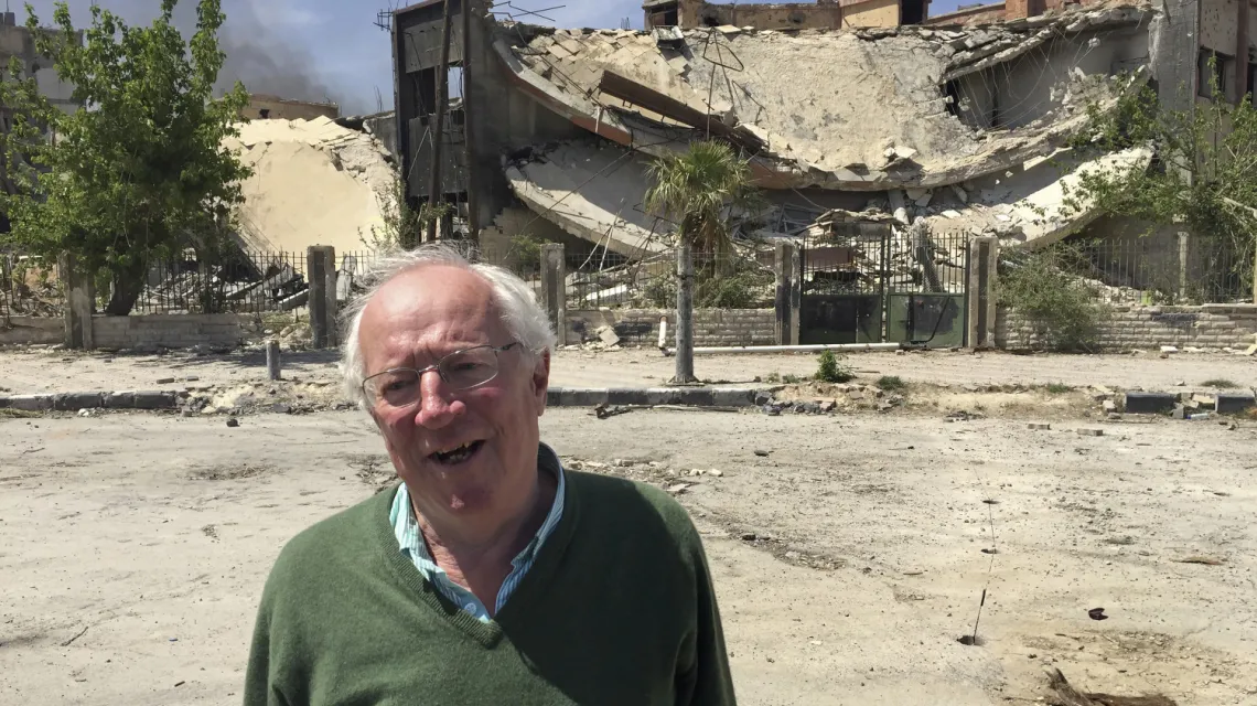 Robert Fisk na zniszczonych przedmieściach Damaszku, kwiecień 2018 r. / Fot. Bassem Mroue / AP Photo / East News / 