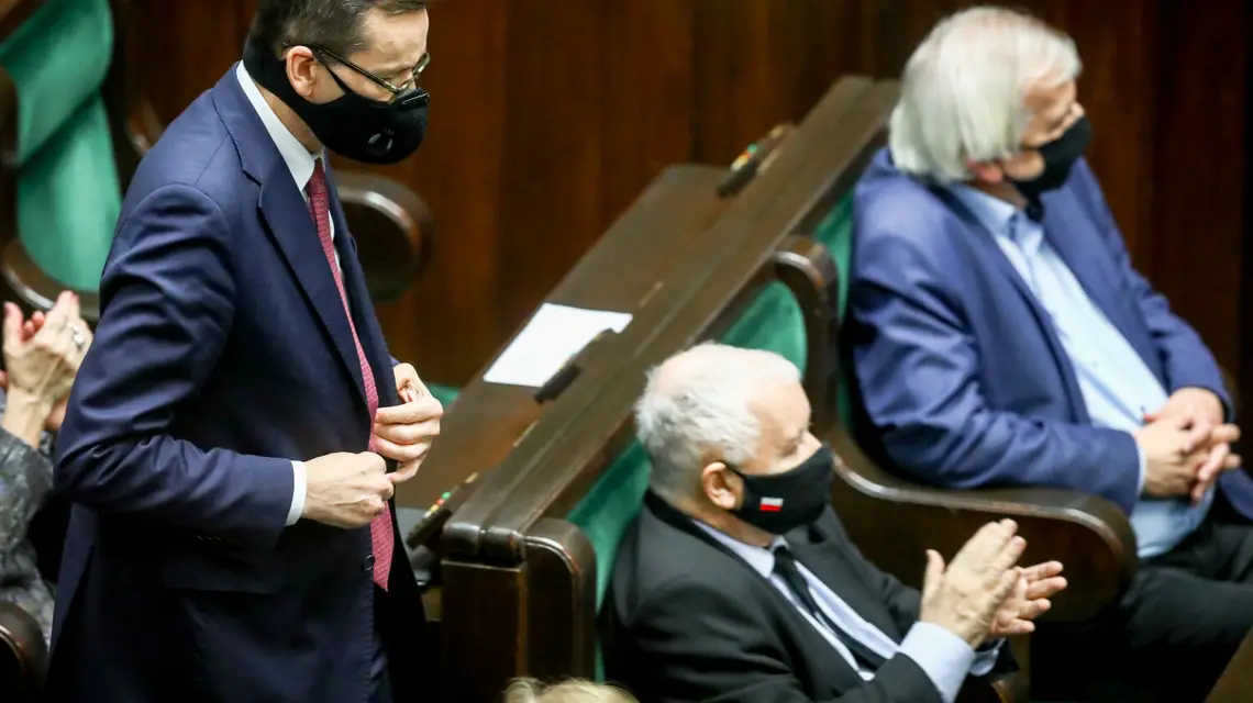 Mateusz Morawiecki, Jarosław Kaczyński i Ryszard Terlecki w Sejmie, 18 listopada 2020 r. / Fot. Tomasz Jastrzębowski / Reporter / East News / 