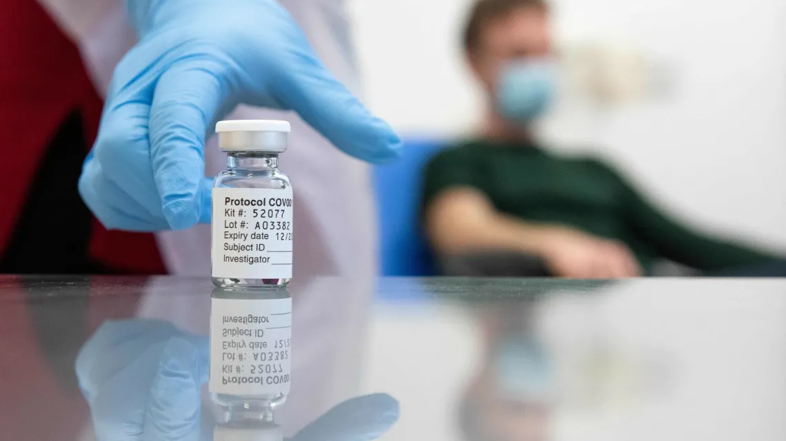 Ochotnik testuje szczepionkę AZD1222, wynalezioną wspólnie przez Uniwersytet Oksfordzki i firmę AstraZeneca, zdjęcie niedatowane, udostępnione 23 listopada 2020 r. / FOT. AFP PHOTO / UNIVERSITY OF OXFORD / JOHN CAIRNS /EAST NEWS / 