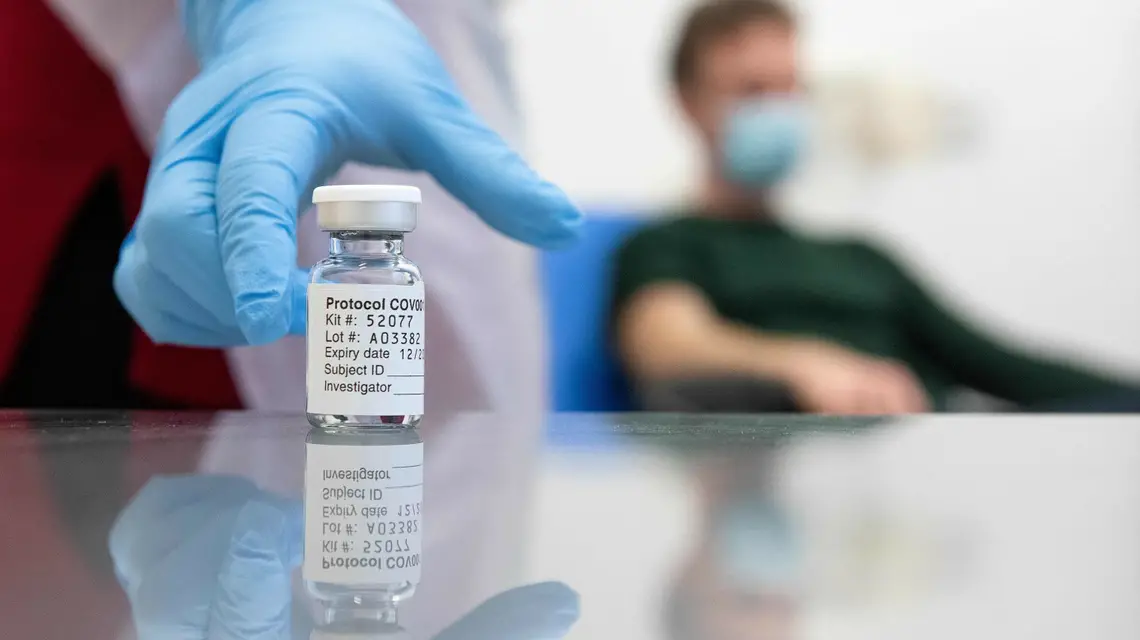 Ochotnik testuje szczepionkę AZD1222, wynalezioną wspólnie przez Uniwersytet Oksfordzki i firmę AstraZeneca, zdjęcie niedatowane, udostępnione 23 listopada 2020 r. / FOT. AFP PHOTO / UNIVERSITY OF OXFORD / JOHN CAIRNS /EAST NEWS / 