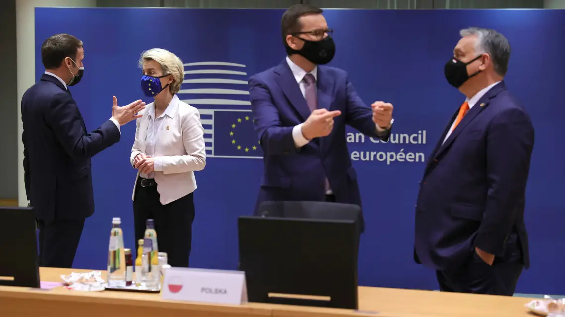 Szczyt Unii Europejskiej, Bruksela, 10 grudnia 2020 r. Od lewej prezydent Francji Emmanuel Macron, przewodnicząca Komisji Europejskiej Ursula von der Leyen, premierzy Polski Mateusz Morawiecki i Węgier Viktor Orbán / / fot. OLIVIER MATTHYS / AFP / East News