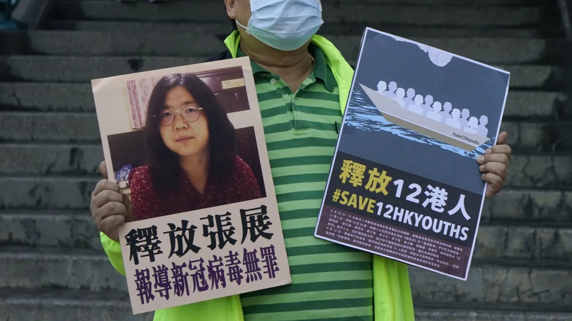 Aktywiści domagają się uwolnienia Zhang Zhan oraz 12 innych prodemokratycznych działaczy z Hongkongu zatrzymanych przez chińskie władze, 28 grudnia 2020 r. Fot. AP/Associated Press/East News / 