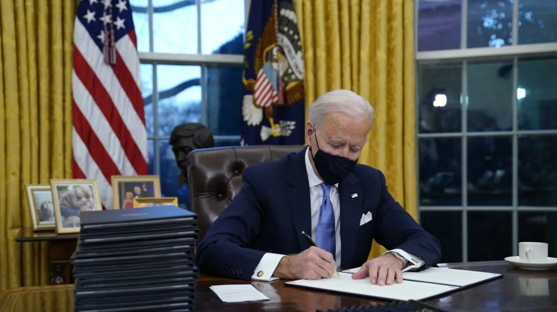 Prezydent Joe Biden podpisał pierwsze decyzje wykonawcze, Waszyngton 20 stycznia 2021 r. Fot. AP/Associated Press/East News / 
