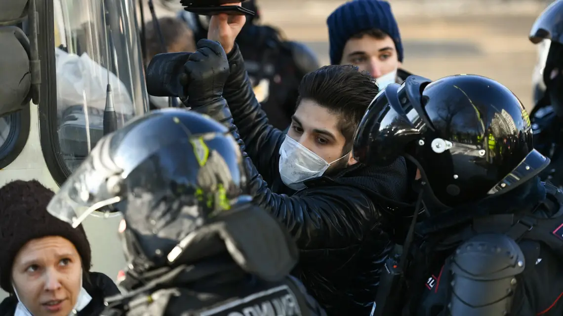 Policjanci zatrzymują ludzi w pobliżu moskiewskiego sądu podczas procesu Aleksieja Nawalnego, 2 lutego 2021 r. Fot. KIRILL KUDRYAVTSEV/AFP/East News / 