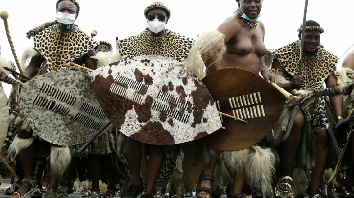 Mężczyźni w tradycyjnych strojach zbierają się w Mongomie przed pogrzebem króla Zulusów  Zwelithiniego, Mongomo 17 marca 2021 r. Fot. AP/Associated Press/East News  / 