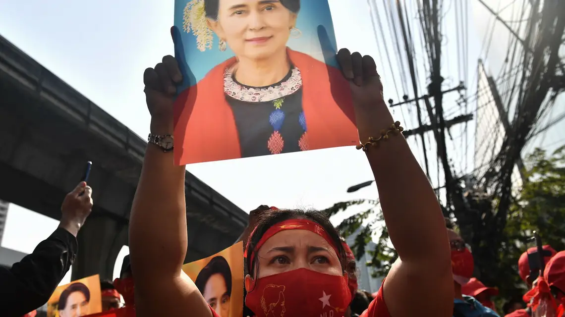 Protest pod ambasadą Birmy w Bangkoku po tym, jak wojsko zatrzymało przywódczynię kraju Aung San Suu Kyi, 2 stycznia 2021 r. / FOT. LILLIAN SUWANRUMPHA/AFP/East News / 