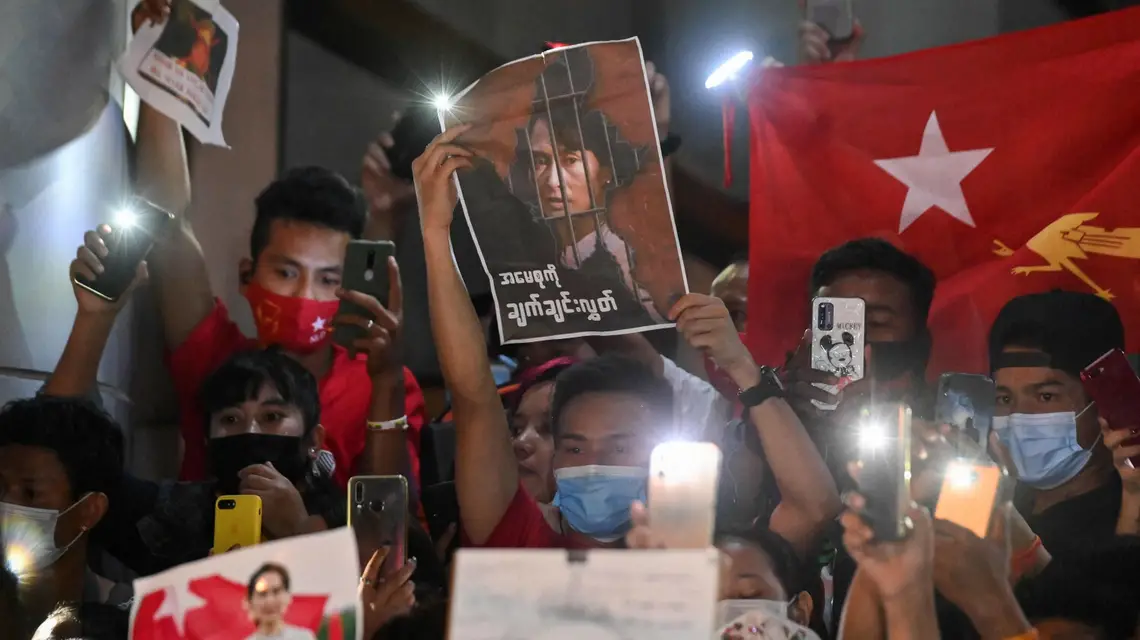 Demonstracja potępiająca zamach stanu w Birmie. Protestujący pod ambasadą w Bangkoku trzymają zdjęcie Aung San Suu Kyi, 4 lutego 2021 r. Fot. MLADEN ANTONOV/AFP/East News / 