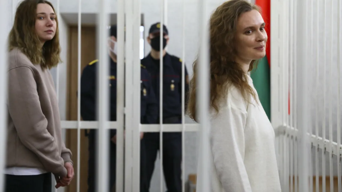 Kaciaryna Andrejewa (z prawej) i Daria Czulcowa w klatce dla więźniów na sali rozpraw, Mińsk, 18 lutego 2021 r. / Fot. Associated Press / East News / 
