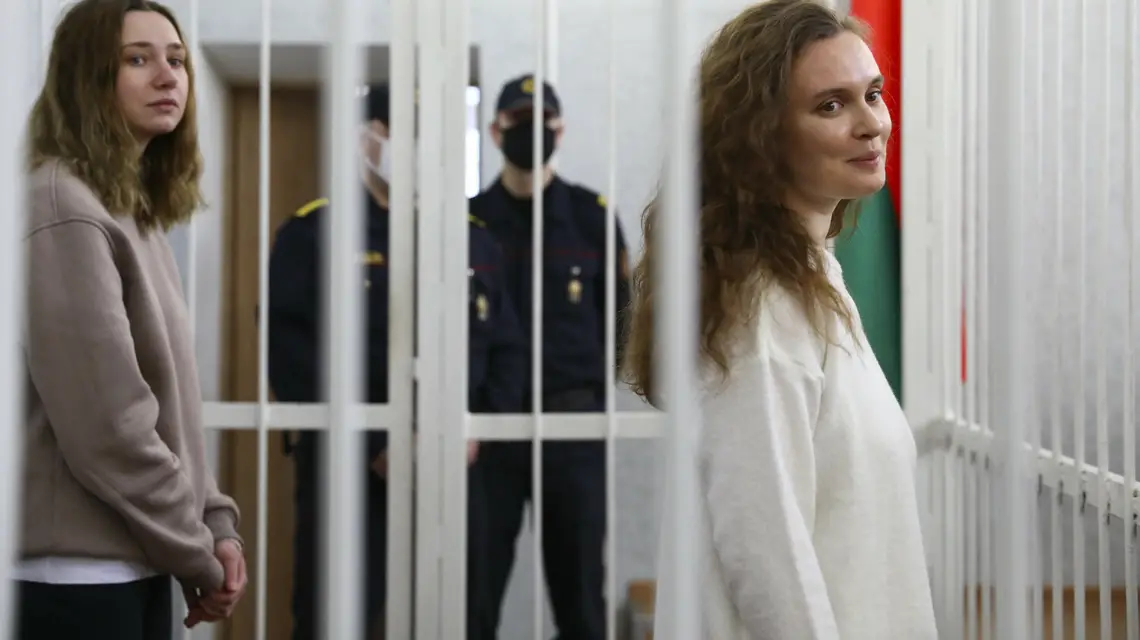 Kaciaryna Andrejewa (z prawej) i Daria Czulcowa w klatce dla więźniów na sali rozpraw, Mińsk, 18 lutego 2021 r. / Fot. Associated Press / East News / 