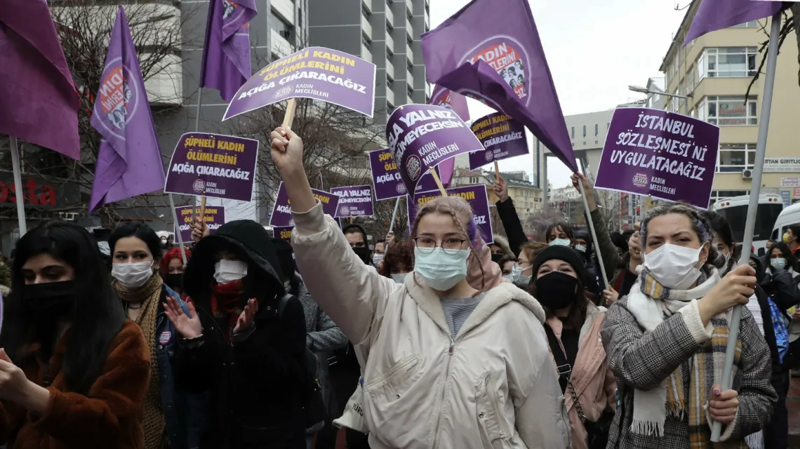 Protesty kobiet po wypowiedzeniu Konwencji Stambulskiej przez prezydenta Turcji Erdoğana, Ankara, 20 marca 2021 r. Fot. AP/Associated Press/East News / 