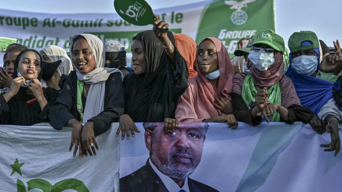 Zwolennicy prezydenta Dżibuti  Ismaial Omara Guelleha podczas jego ostatniego wiecu wyborczego na stadionie El-Hadj Hassan Gouled Aptidon w stolicy Dżibuti, 7 kwietnia 2021 r. / FOT. TONY KARUMBA/AFP/East News / 