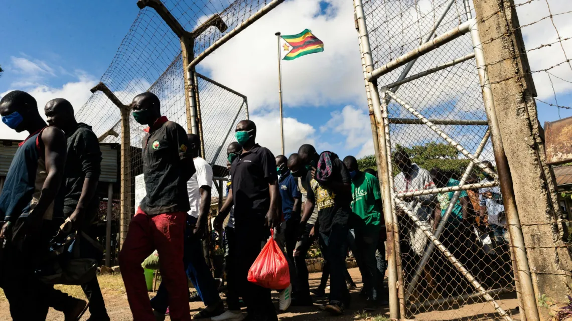 Amnestionowani opuszczają więzienie w Harare na skutek aktu łaski, wydanego, by zmniejszyć przeludnienie w celach podczas pandemii koronawirusa, 17 kwietnia 2021 r. / Fot. JEKESAI NJIKIZANA / AFP / EAST NEWS / 