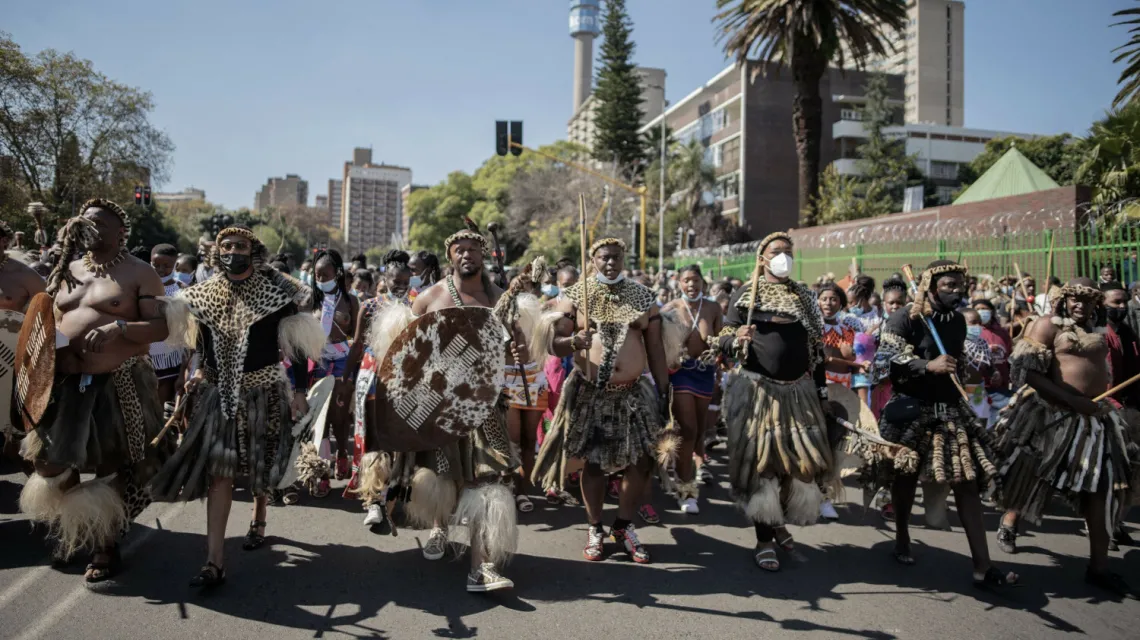 Ponad 200 tradycyjnie ubranych Zulusów przeszło ulicami Johannesburga, aby złożyć hołd zmarłej królowej-regentce Shiyiwe Mantfombi Dlamini Zulu, 5 maja 2021 r. / FOT. LUCA SOLA/AFP/East News / 