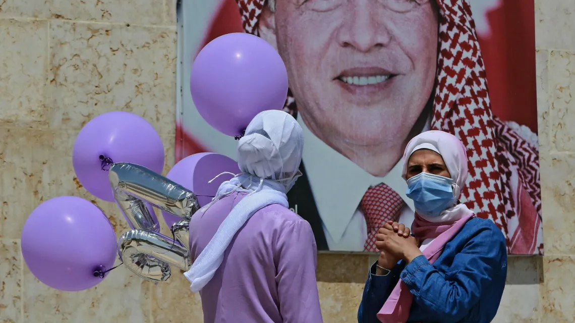 Na ulicach Ammanu, przed portretem króla Abdullaha II, 6 kwietnia 2021 r. / FOT. KHALIL MAZRAAWI / AFP / EAST NEWS / 