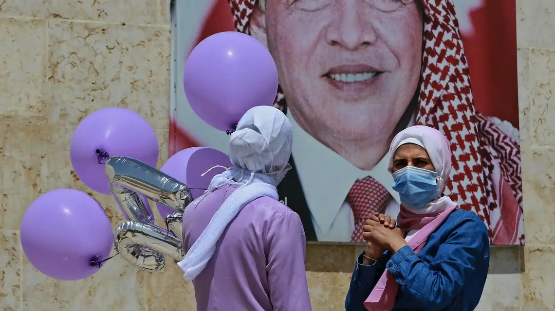 Na ulicach Ammanu, przed portretem króla Abdullaha II, 6 kwietnia 2021 r. / FOT. KHALIL MAZRAAWI / AFP / EAST NEWS / 
