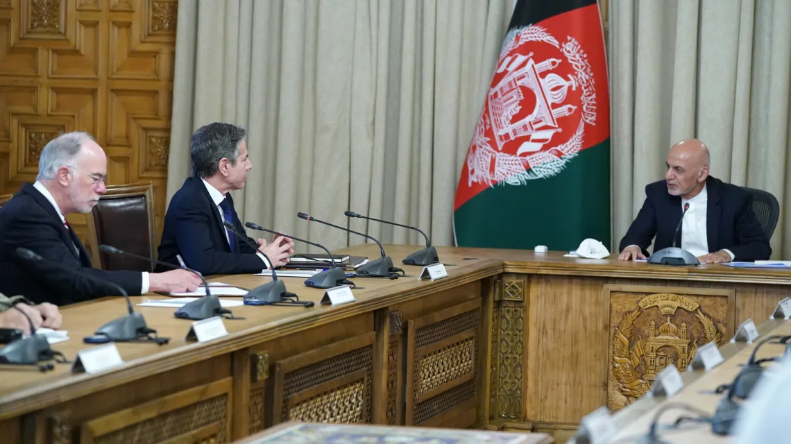 Prezydent Afganistanu Mohammad Ashraf Ghani (po prawej) spotyka się z sekretarzem stanu USA Antonim Blinkenem (drugi od lewej), by wymienić poglądy na temat wycofania wojsk, Kabulu, 15 kwietnia 2021 r. / FOT.Afghan Presidential Palace/Xinhua News/EastNews / 