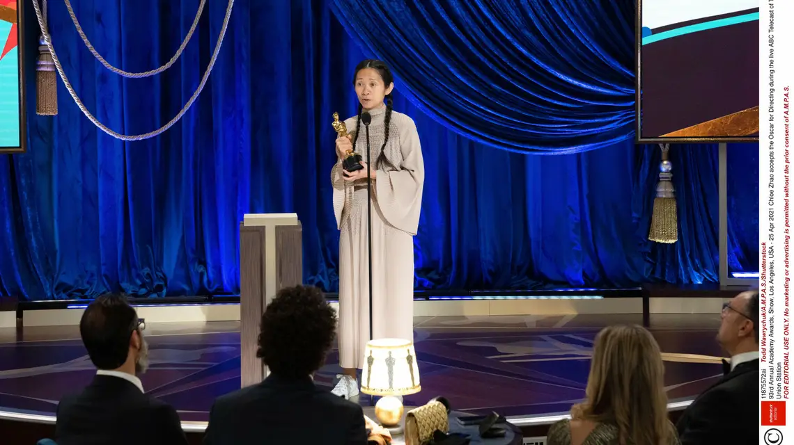 Chloe Zhao z Oskarem za "Nomadland", Los Angeles, 25 kwietnia 2021 r. / Fot. Todd Wawrychuk / A.M.P.A.S. / Shutterstock / East News / 