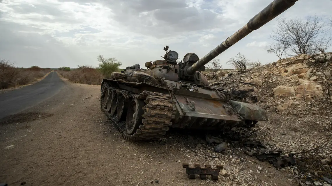Zniszczony czołg w zachodnim Tigraju, 1 maja 2021 r. / Fot. Ben Curtis / AP Photo / East News / 