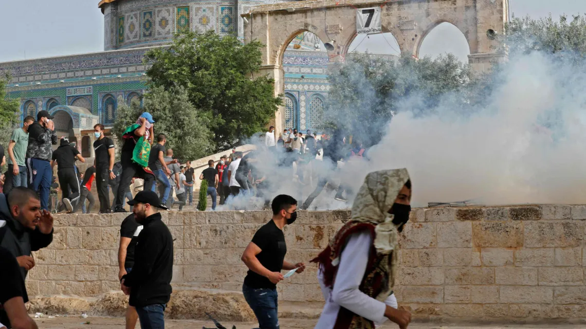 Walki w meczecie Al-Aksa na Wzgórzu Świątynnym w Jerozolimie, 10 maj 2021 r. / FOT. AHMAD GHARABLI/AFP/East News / 