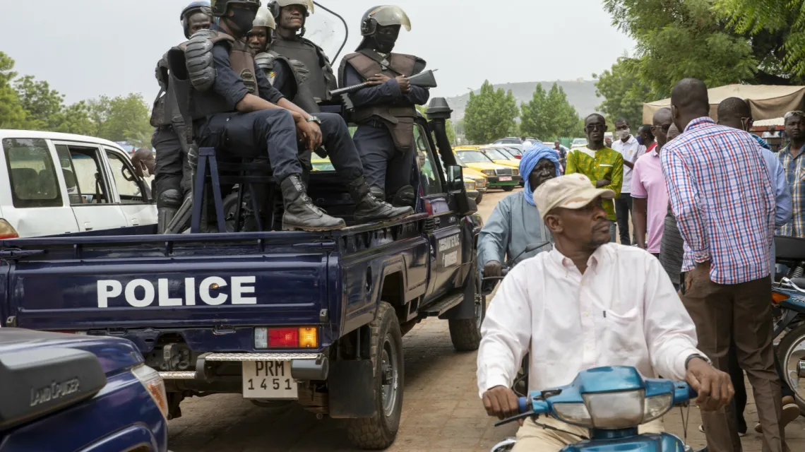 Malijska policja patroluje ulice stolicy kraju Bamako, gdzie robotnicy zbierają się, by protestować przeciwko aresztowaniu prezydenta i premiera przez wojsko. 25 maja 2021 r. / FOT. AP/Associated Press/East News / 