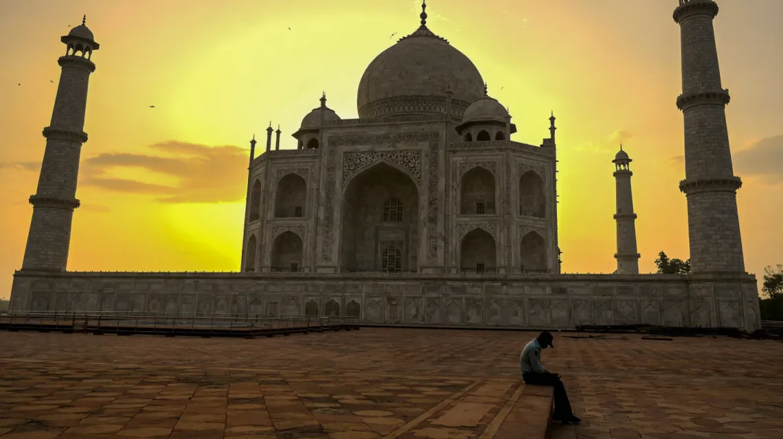 Nacjonaliści przekonują, że Tadż Mahal było kiedyś świątynią ku czci Śiwy, a Mogołowie przerobili ją na mauzoleum / MONEY SHARMA/AFP/East News / 