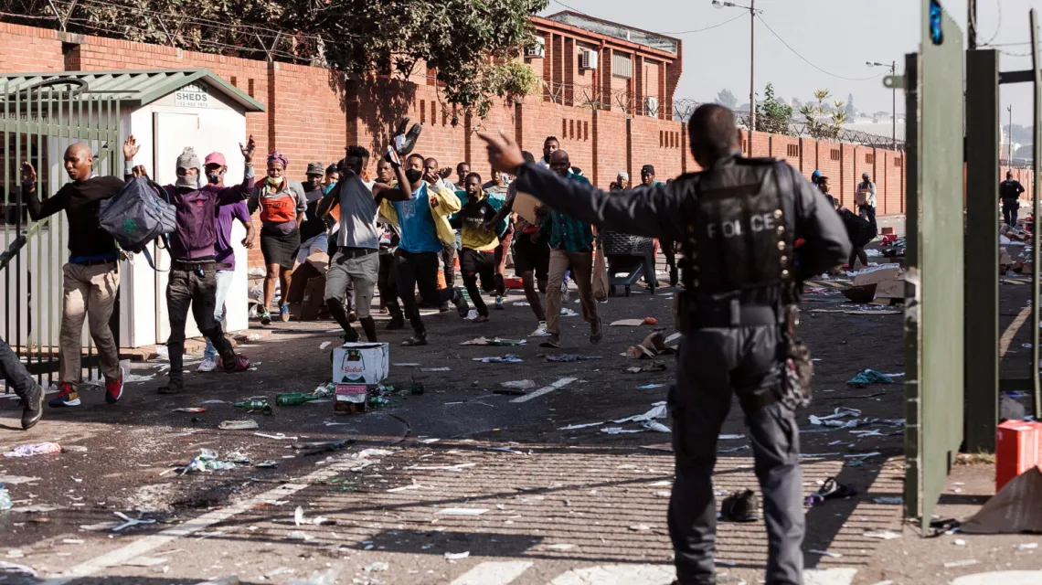 Zamieszki w Durbanie, RPA, 12 lipca 2021 r. / FOT. STRINGER/AFP/East News / 