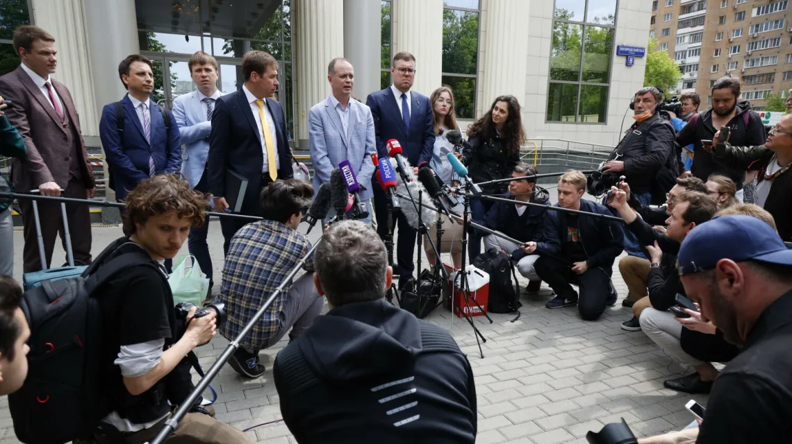 Prawnik Ivan Pavlov rozmawia z dziennikarzami podczas przerwy w rozprawie przed Sądem Moskiewskim, 9 czerwca 2021 r. Jak się okazało, sąd zdelegalizował organizacje przywódcy rosyjskiej opozycji, Aleksieja Nawalnego. FOT. AP/Associated Press/East News  / 