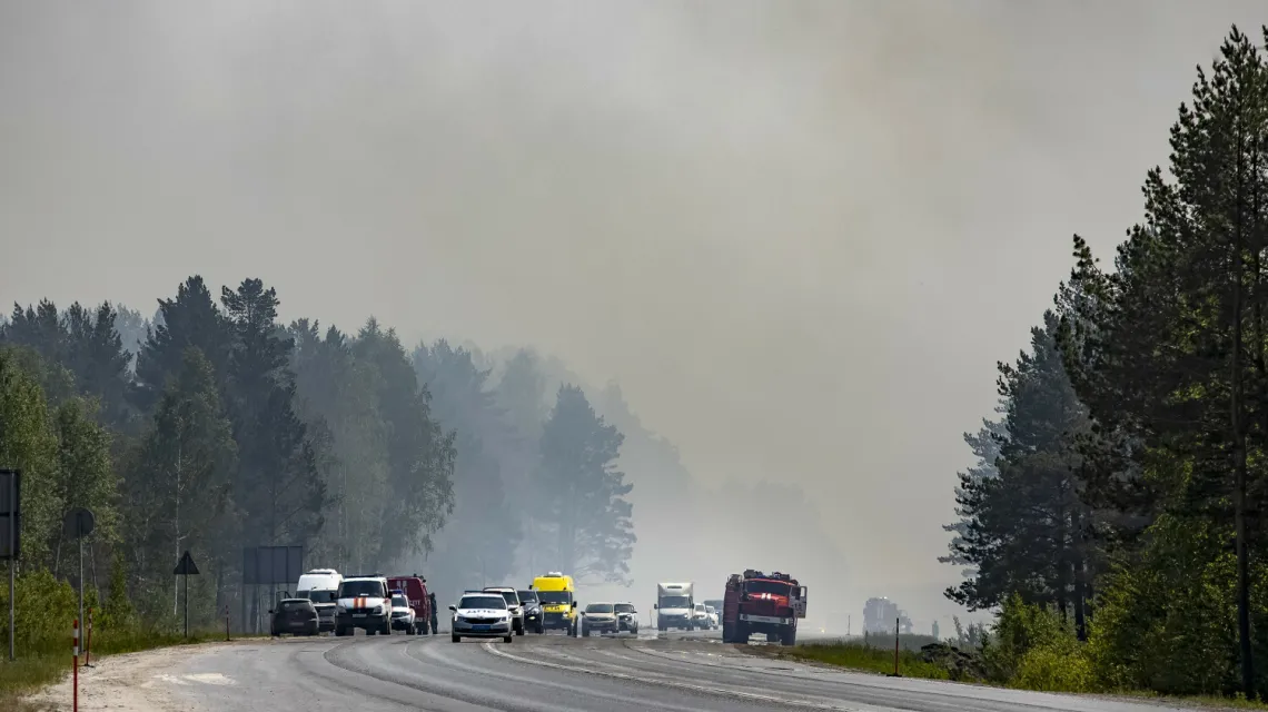Auta jadące przez dym z palących się lasów. 18 kilometrów od Tyumen, zachodnia Syberia. / AP/Associated Press/East News / 